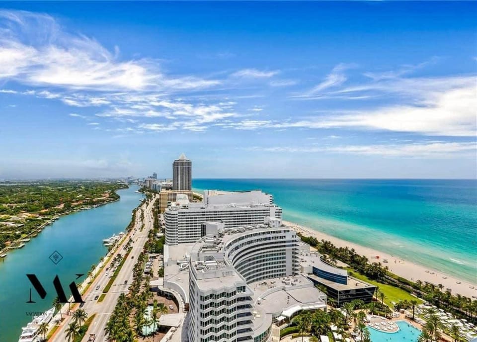 Fontainebleau High Floor with Ocean & Resort Views House in Miami Beach