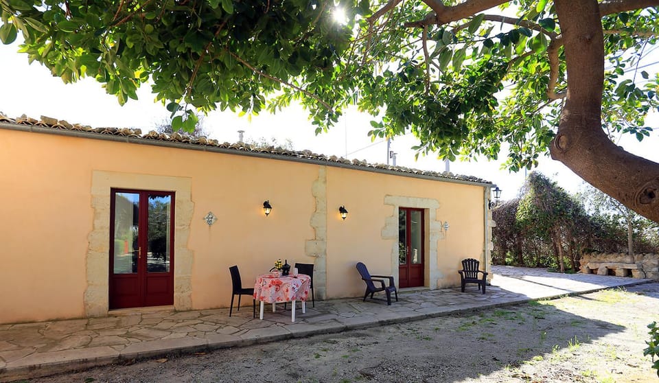 Facade/entrance, Garden, Area and facilities