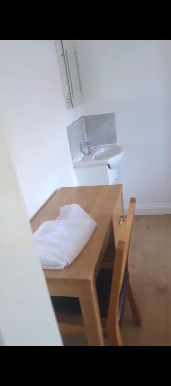 6 bedroom house Trochetia House in Crawley