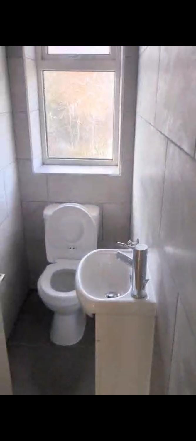 6 bedroom house Trochetia House in Crawley