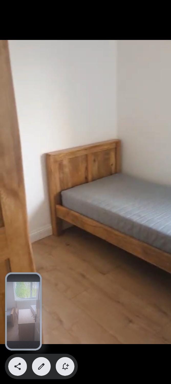 6 bedroom house Trochetia House in Crawley