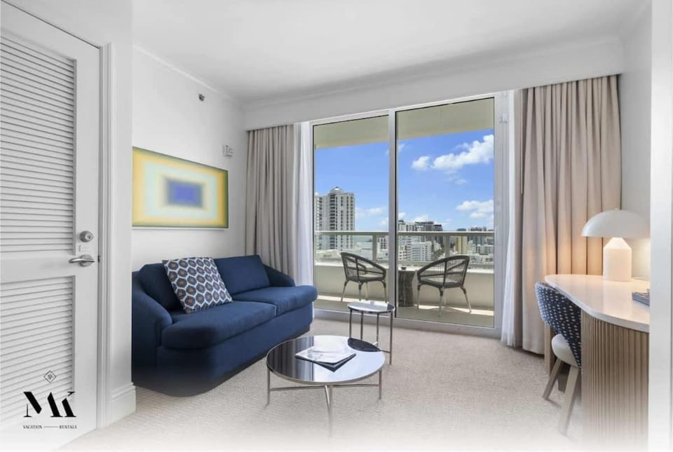 Fontainebleau Mid-Floor City Bay & Ocean View House in Miami Beach