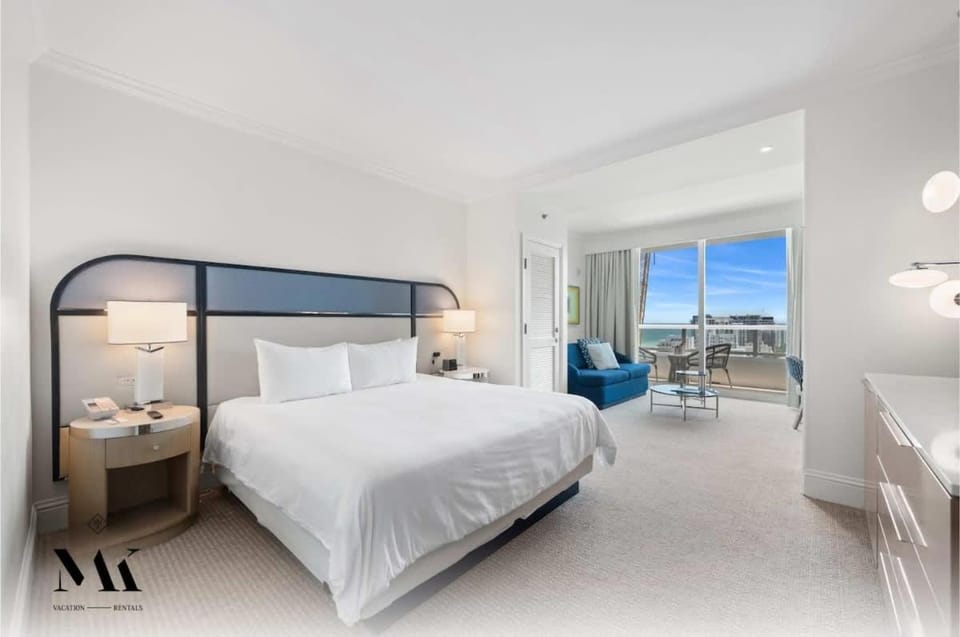 Fontainebleau Mid-Floor City Bay & Ocean View House in Miami Beach