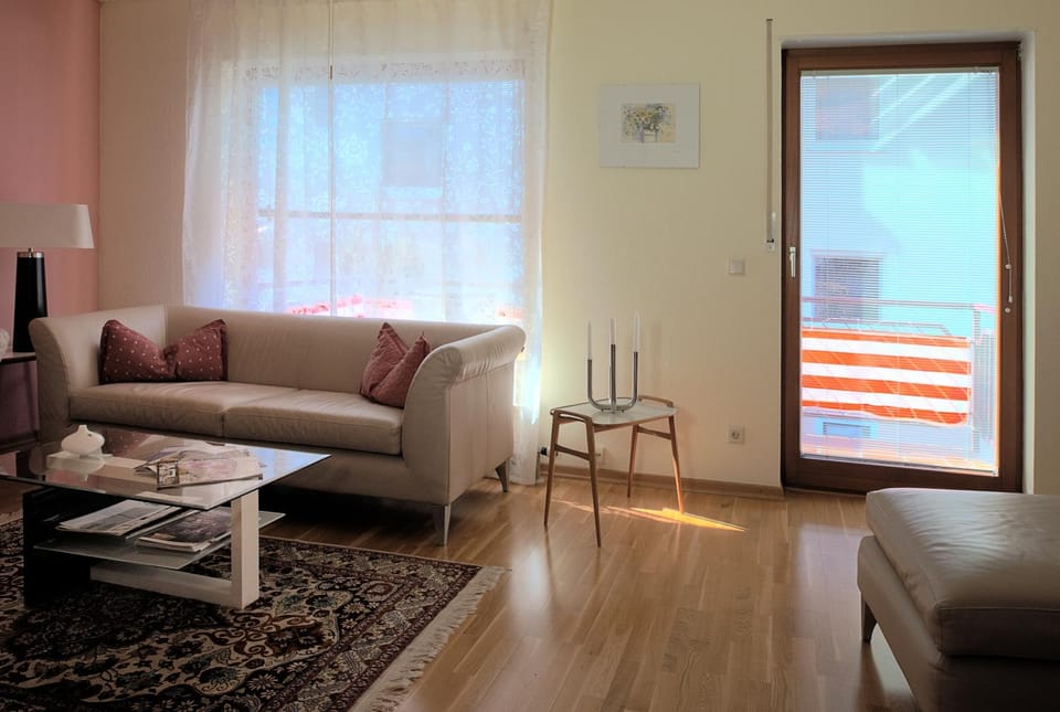 Photo of the whole room, Decorative detail
