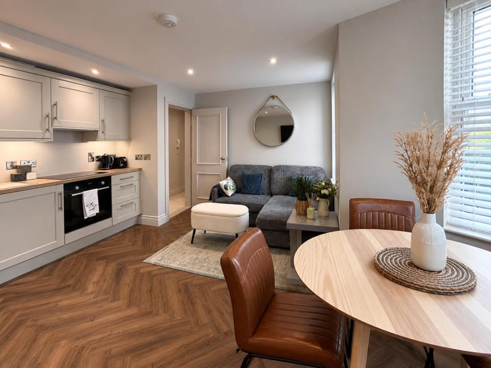Kitchen or kitchenette, Living room, Seating area, Dining area, stove