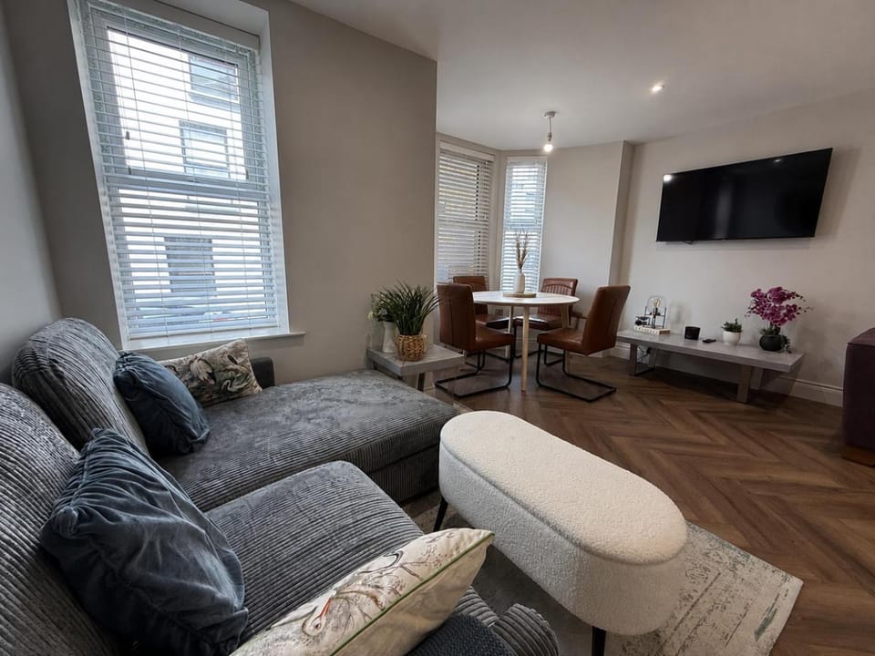 Communal lounge/ TV room, TV and multimedia, Living room, Seating area, Dining area, Evening entertainment