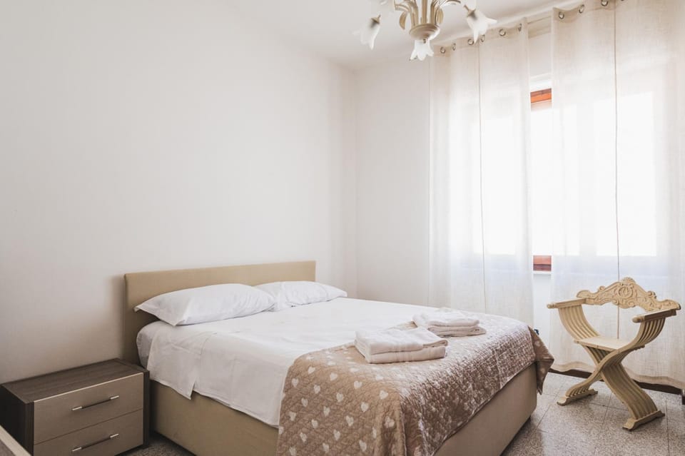 Photo of the whole room, Bedroom, towels