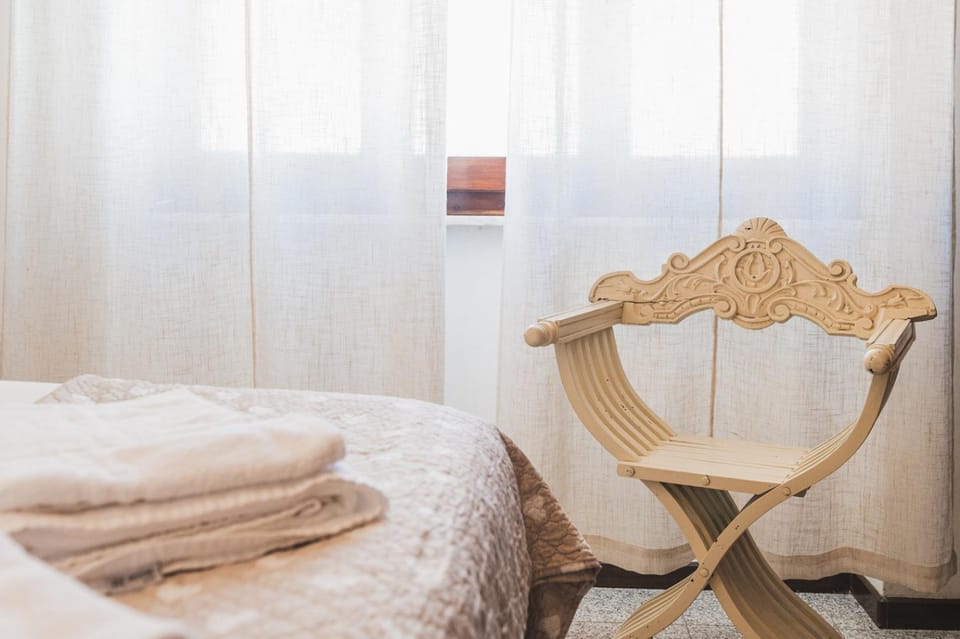 Photo of the whole room, Decorative detail, towels