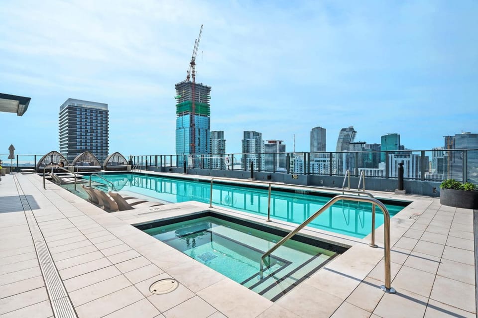 City view, Swimming pool, sunbed