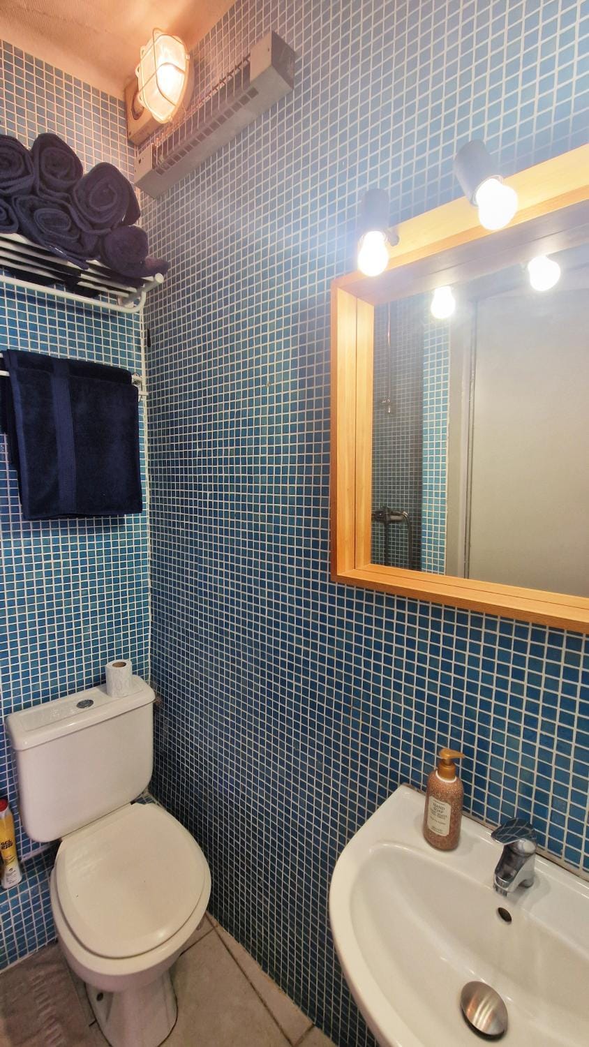 Toilet, towels