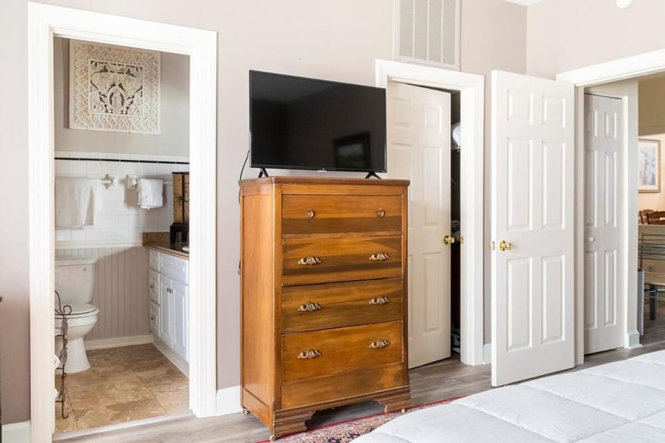 Forsyth Elegant Garden Apt free parking House in Savannah