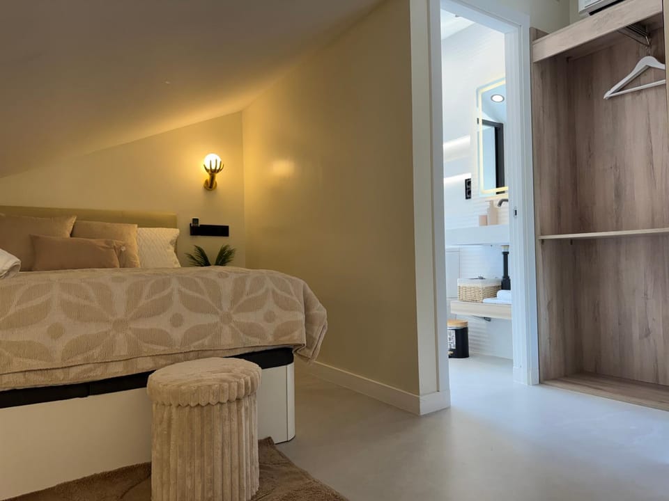 Habitación Buhardilla con Baño Privado y Acceso Autónomo , ideal para Descansar Bed and Breakfast in Community of Madrid