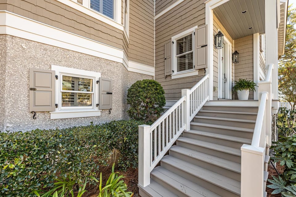 Stunning Marsh Views, Six Bedroom Six Bath with pool two blocks to the Beach! House in Saint Simons Island