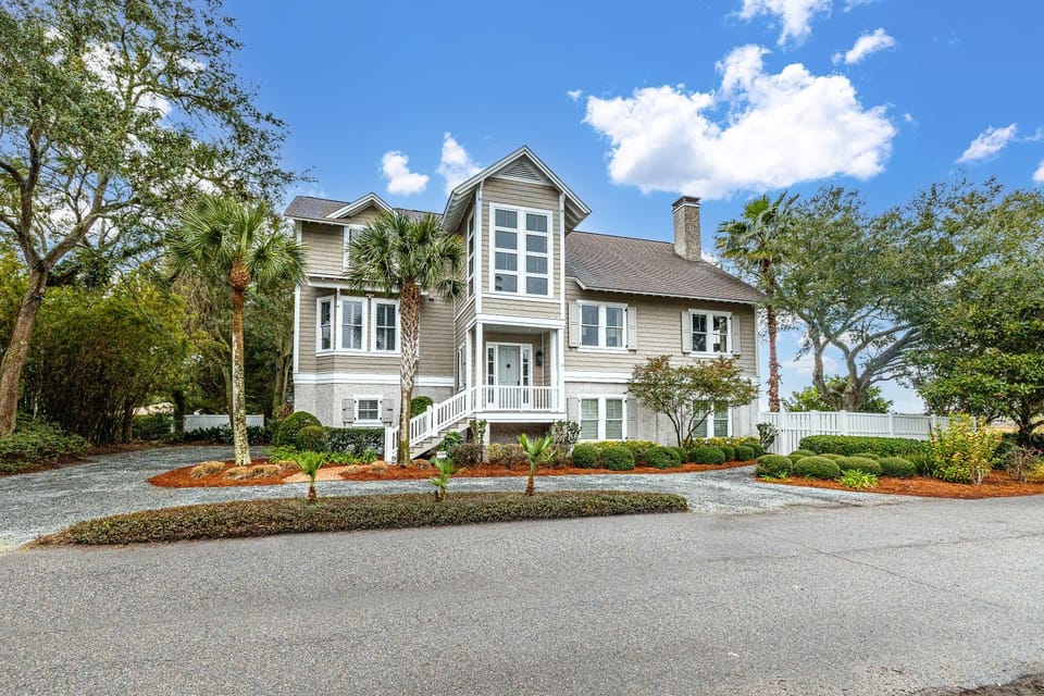 Stunning Marsh Views, Six Bedroom Six Bath with pool two blocks to the Beach! House in Saint Simons Island