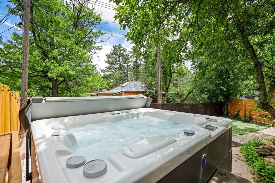 Verdant Falls Hot Tub & Mtn Views Near Broadmoor House in Colorado Springs