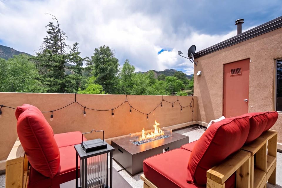 Verdant Falls Hot Tub & Mtn Views Near Broadmoor House in Colorado Springs