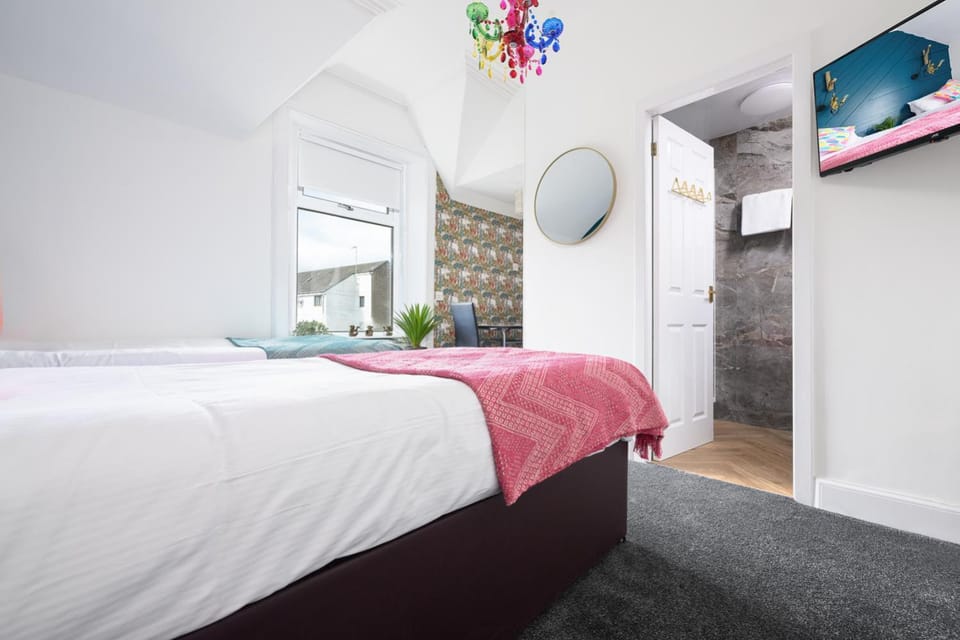 Bed, TV and multimedia, Photo of the whole room, Bedroom