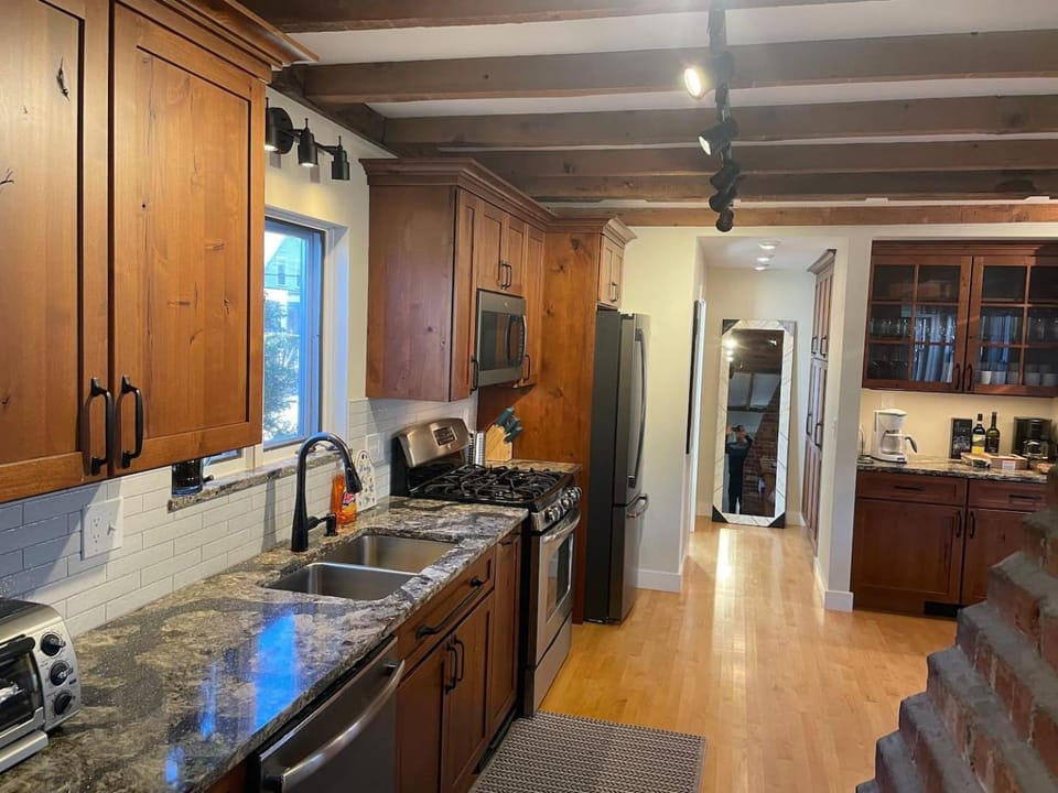 Kitchen or kitchenette, dishwasher, oven, toaster