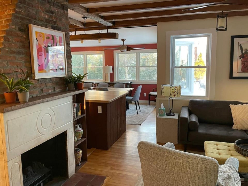 Keene Center Farmhouse Large, Cozy, Hot Tub House in Keene