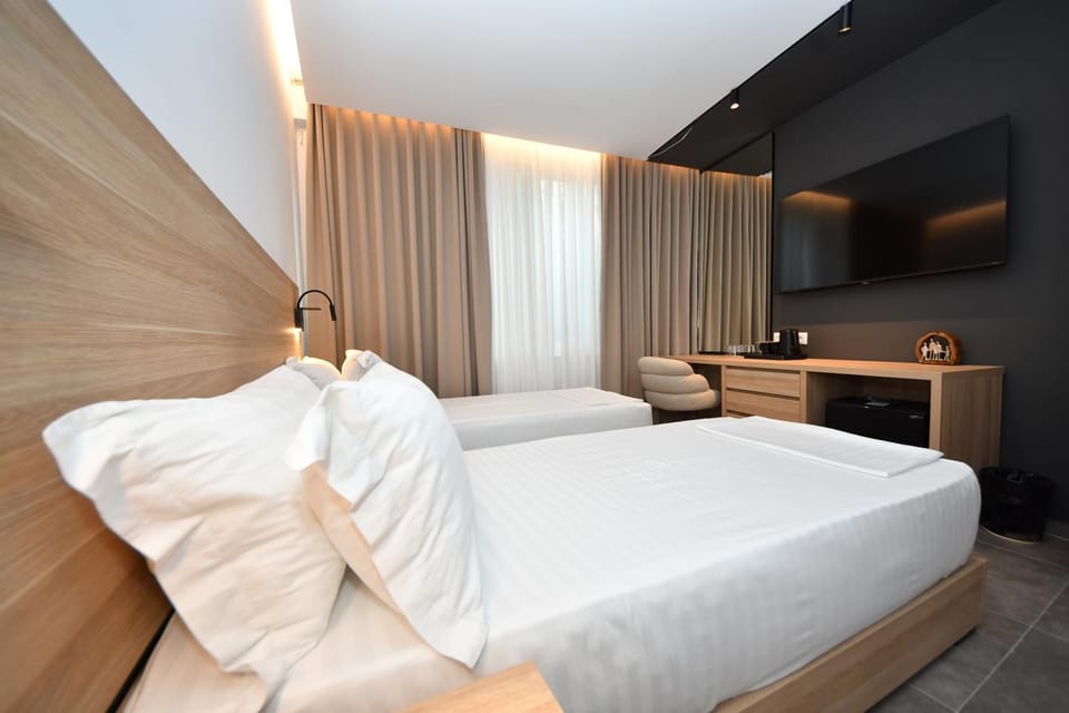Bed, TV and multimedia, Kitchen or kitchenette, Living room, Photo of the whole room, Seating area, Bedroom