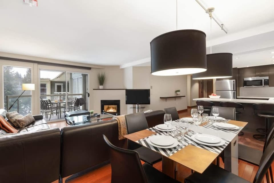 Modern slopeside condo pool hot tub & gym House in Whistler