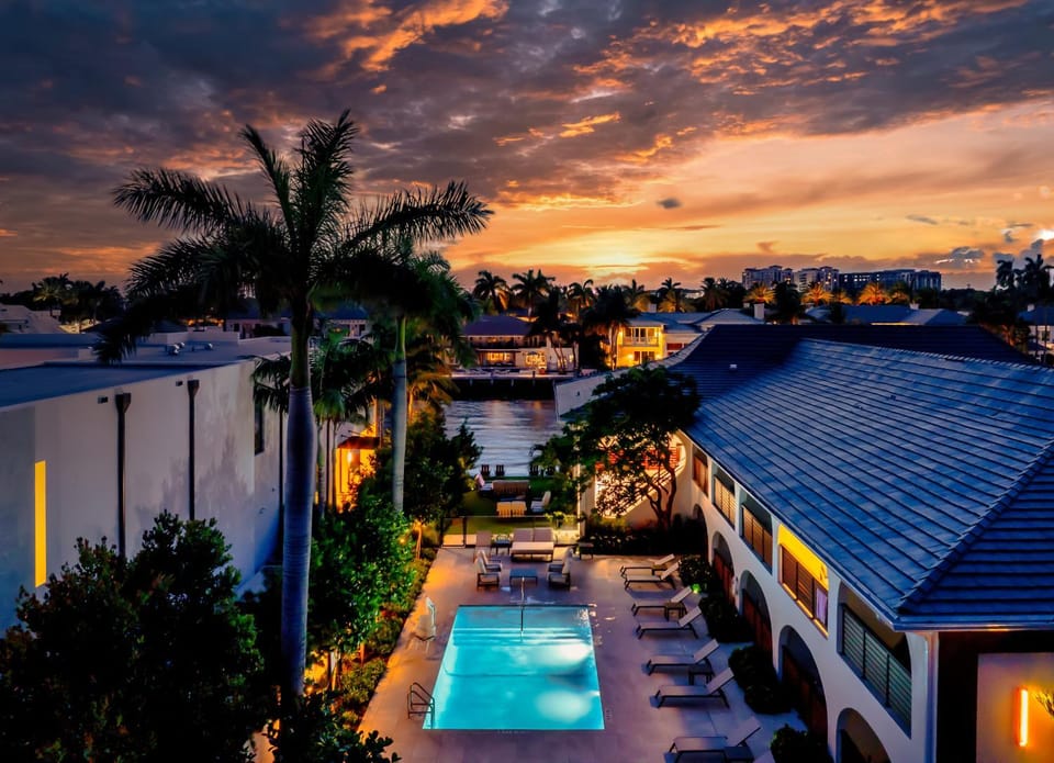Property building, Natural landscape, Pool view, Swimming pool, Sunset, sunbed
