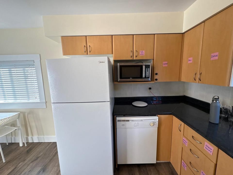 Modern Surrey Homestay Near King George Hub - Free Parking Vacation rental in Surrey