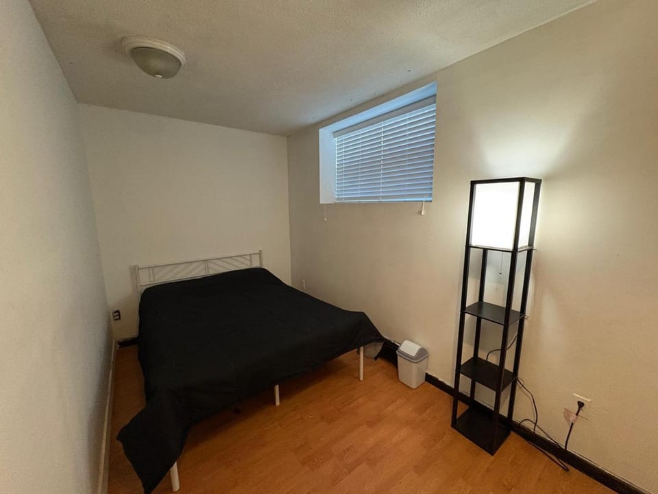 Modern Surrey Homestay Near King George Hub - Free Parking Vacation rental in Surrey