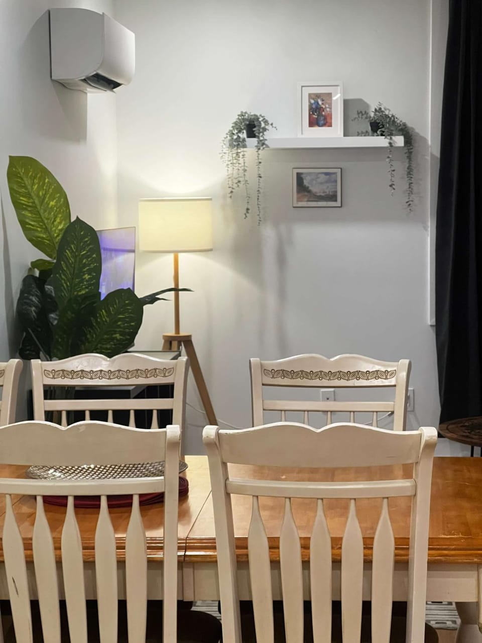 The Gallery, A Vibrant Downtown Art-Inspired Retreat for Groups, Unit 201 Apartment in Dartmouth