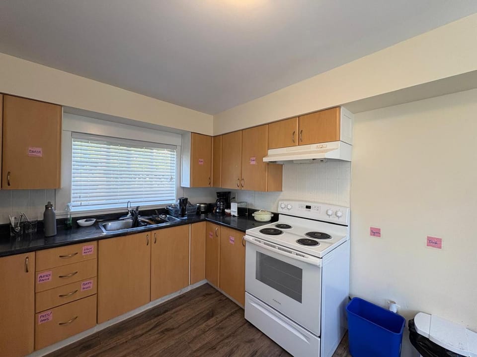 Surrey Central Stay - King George Blvd - Free Parking Vacation rental in Surrey