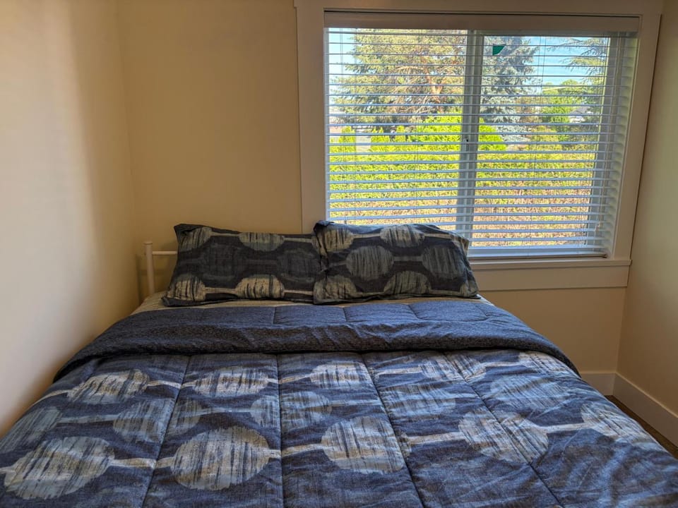Surrey Central Stay - King George Blvd - Free Parking Vacation rental in Surrey