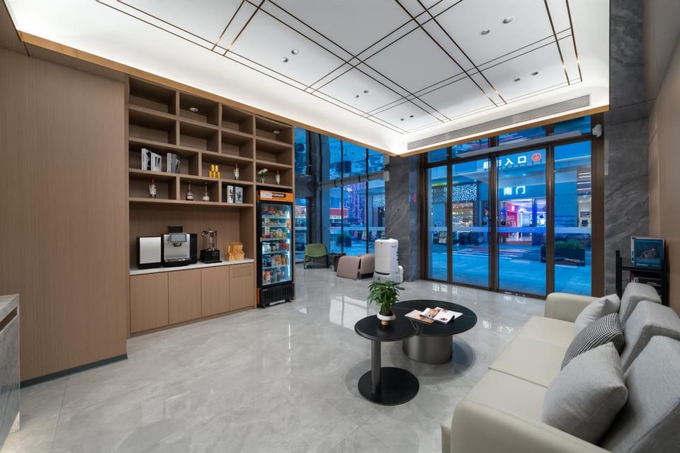 Communal lounge/ TV room, Lobby or reception