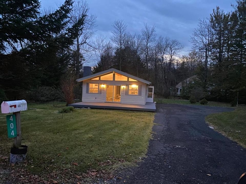 Cozy Cottage in Poconos Mountains House in Tobyhanna