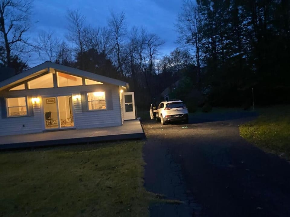 Cozy Cottage in Poconos Mountains House in Tobyhanna