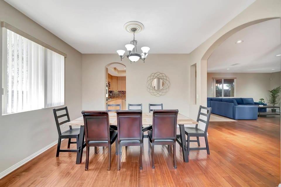 Gated King-Suite Villa W Pool Table & Fireplace! House in Tarzana