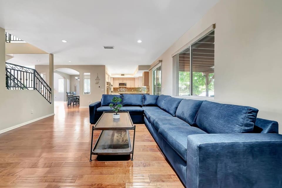 Gated King-Suite Villa W Pool Table & Fireplace! House in Tarzana
