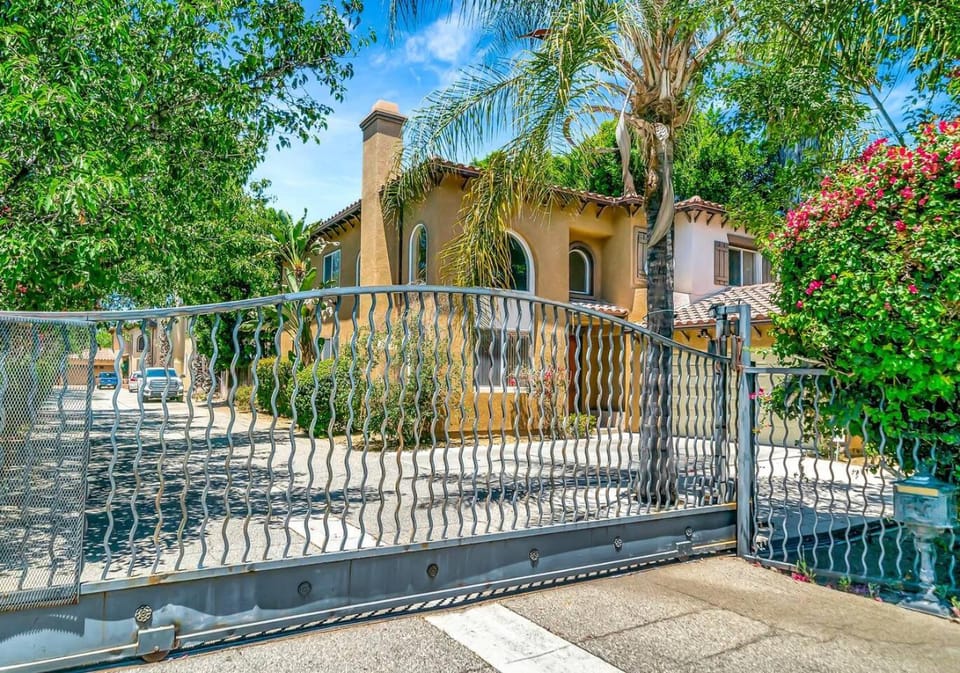 Gated King-Suite Villa W Pool Table & Fireplace! House in Tarzana