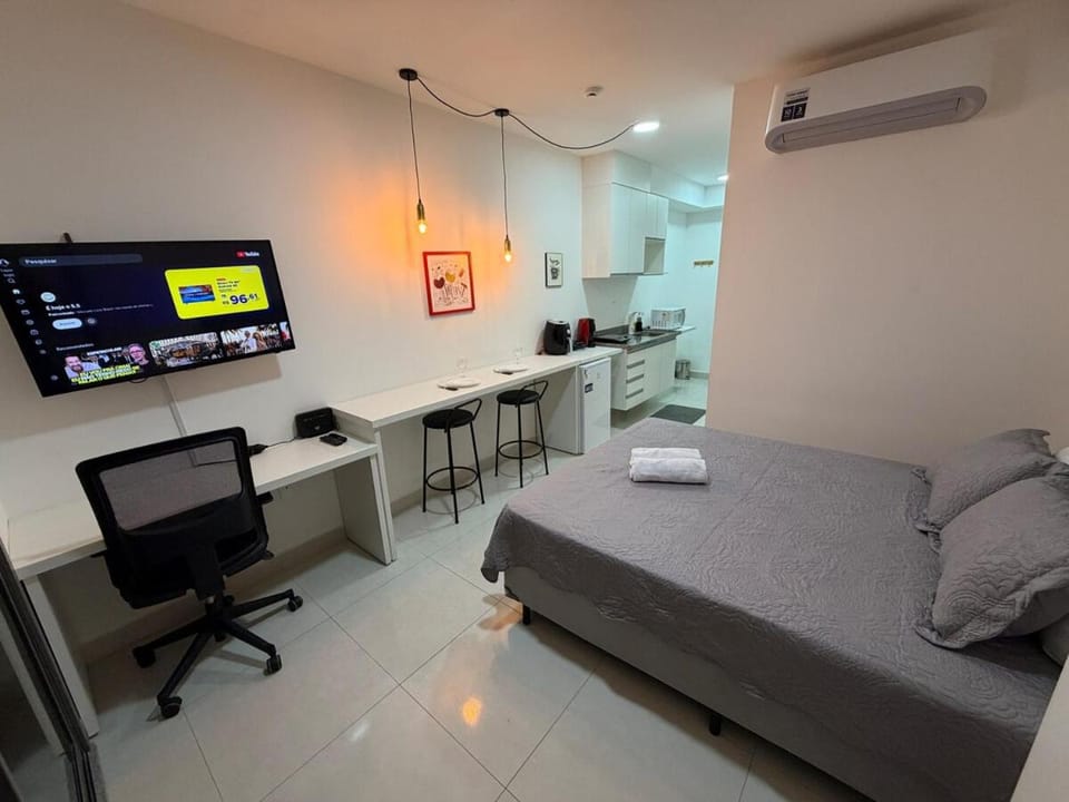 Bed, TV and multimedia, Kitchen or kitchenette, Living room, Photo of the whole room, Seating area, Bedroom, towels, air conditioner