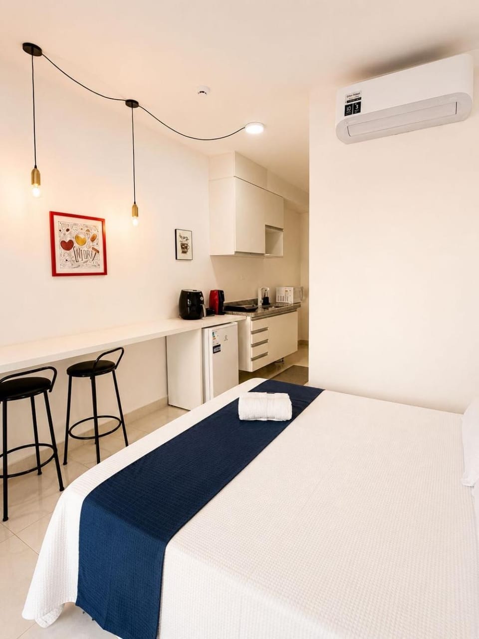 Bed, Kitchen or kitchenette, Photo of the whole room, Bedroom, minibar, air conditioner
