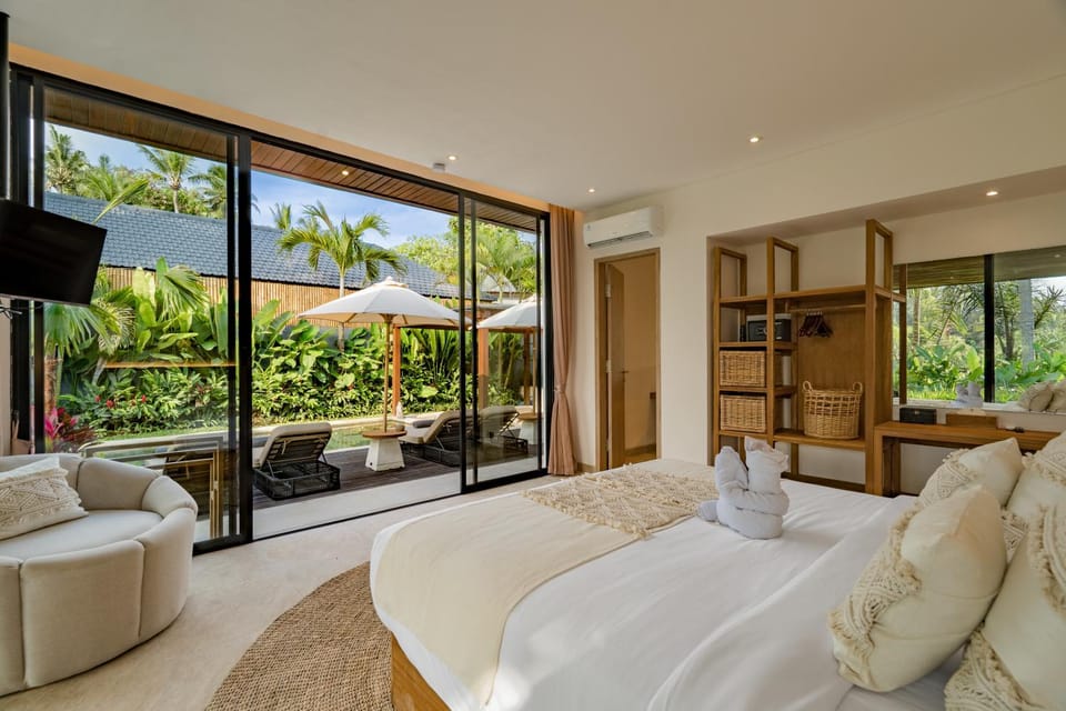 Bed, TV and multimedia, Bedroom