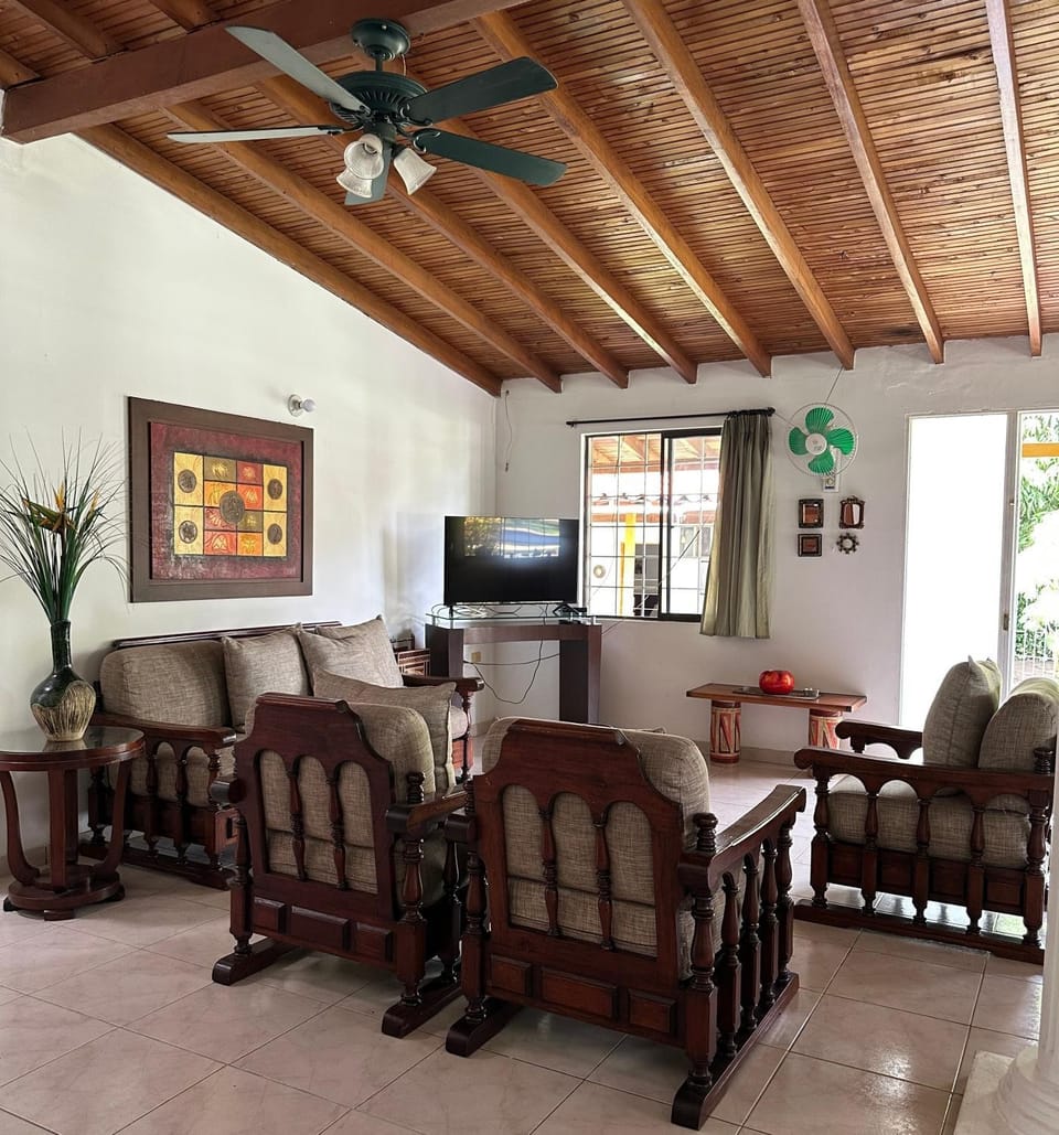 Communal lounge/ TV room, TV and multimedia, Living room, Seating area