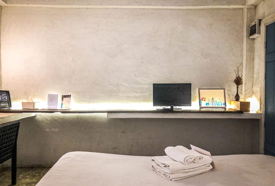 Bed, TV and multimedia, Photo of the whole room, Bedroom, hair dresser, towels