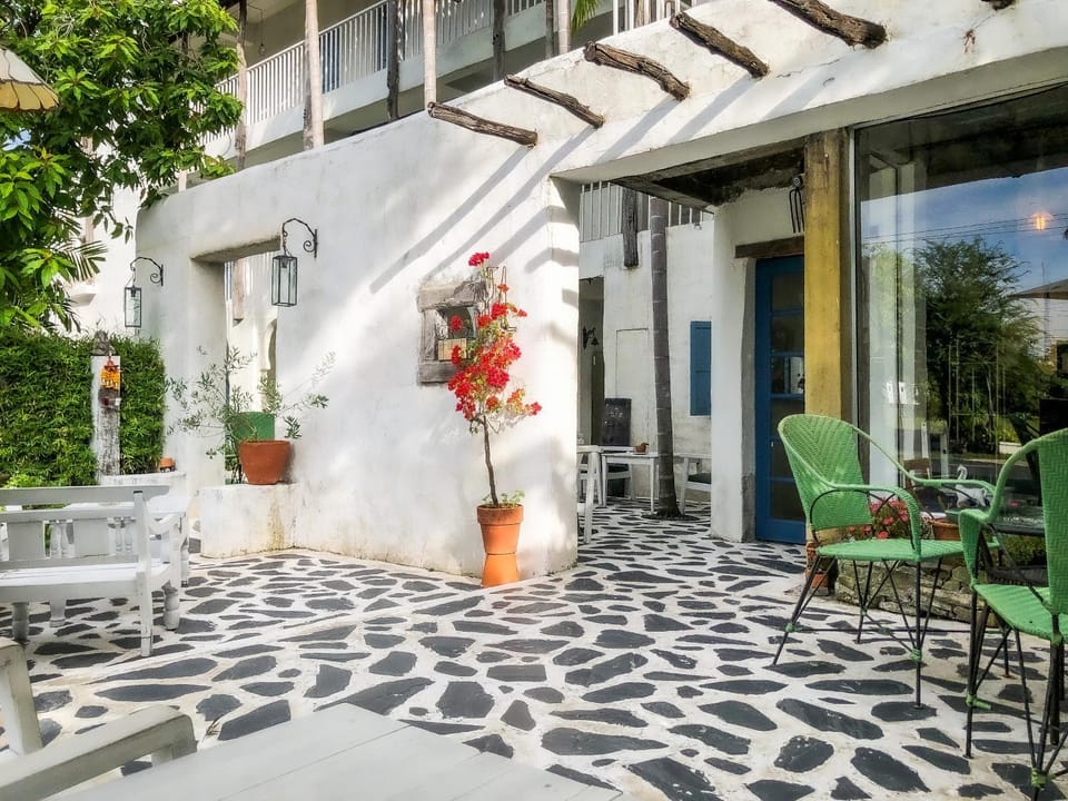 Property building, Patio, Spring, Day, Garden, View (from property/room), Balcony/Terrace, Balcony/Terrace, Living room, Seating area, Dining area, Garden view