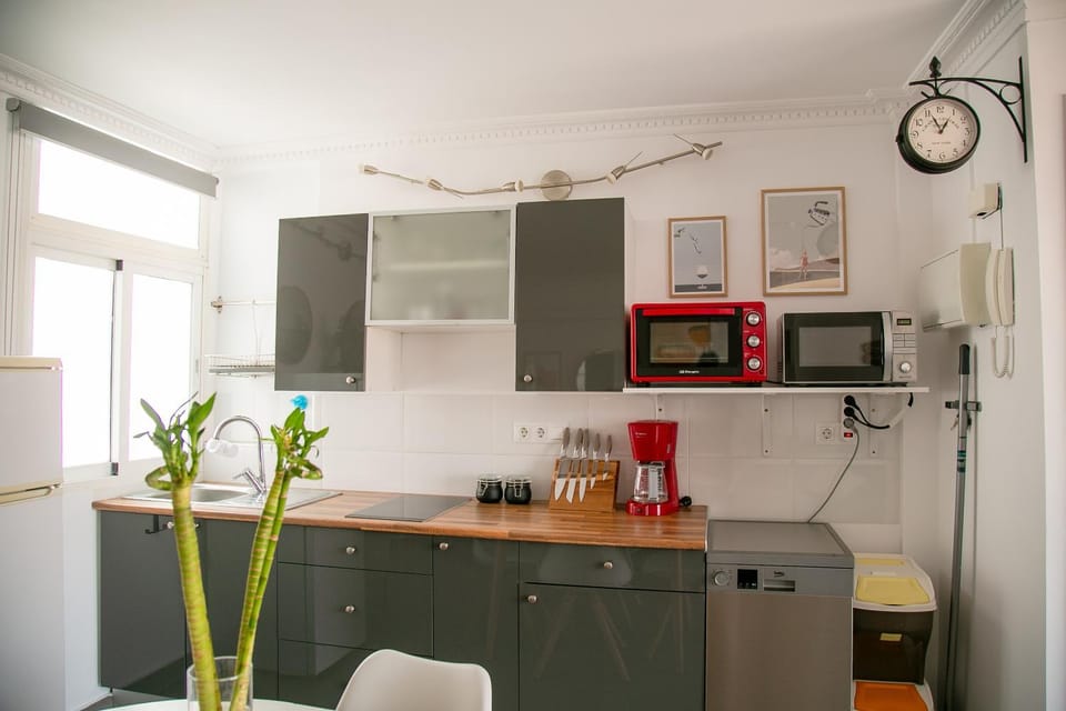 Kitchen or kitchenette, Living room, Photo of the whole room, dishwasher, microwave, oven