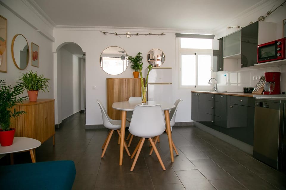 Photo of the whole room, Dining area