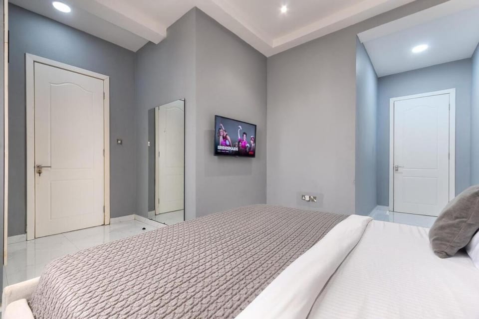 Cozy 3 Bedroom Apartment - swimming pool & gym QQ Apartment in Lagos