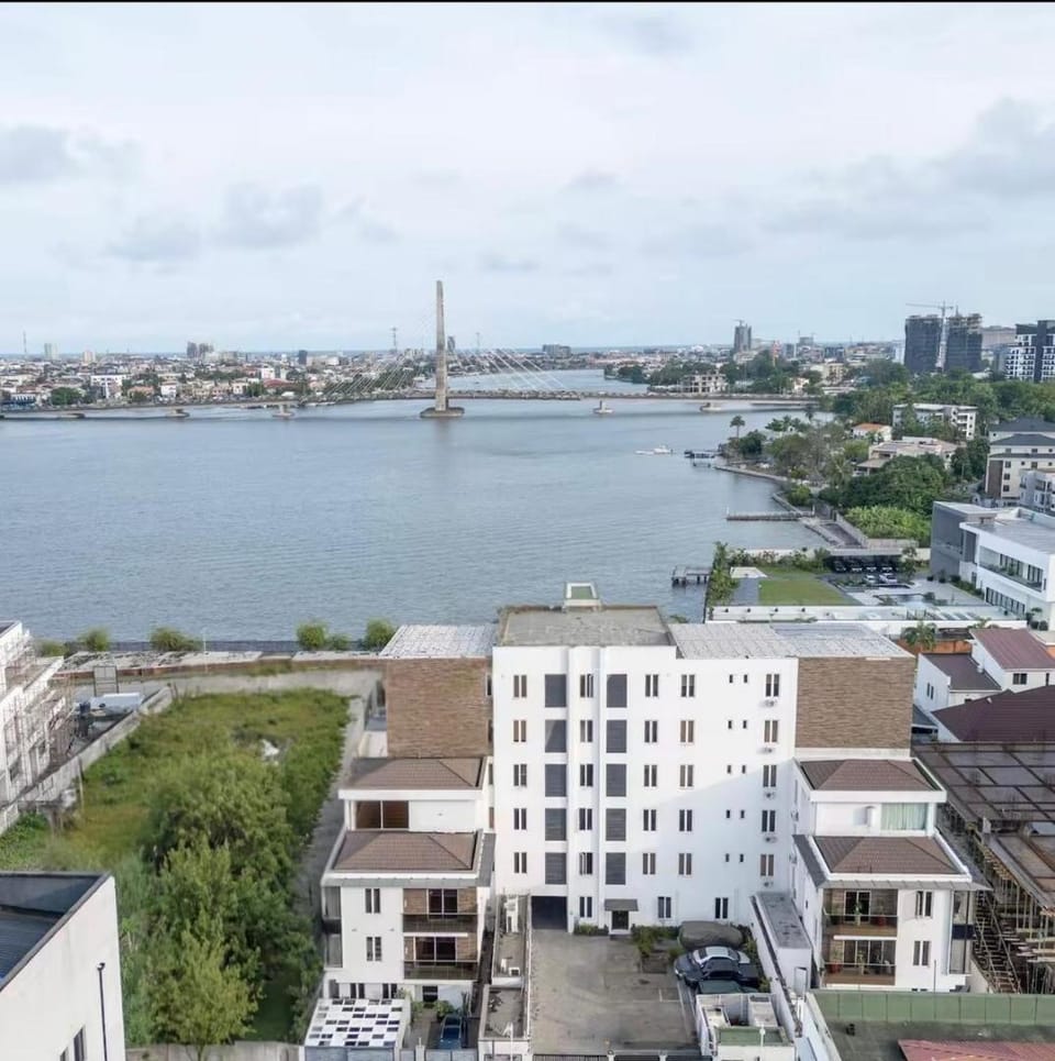 Cozy 3 Bedroom Apartment - swimming pool & gym QQ Apartment in Lagos