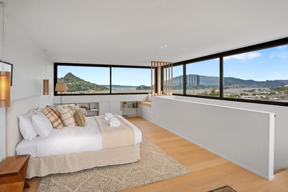 Bedroom, Mountain view, Sea view, air conditioner