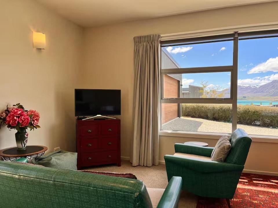 Natural landscape, TV and multimedia, Living room, Photo of the whole room, Seating area, Evening entertainment, Mountain view