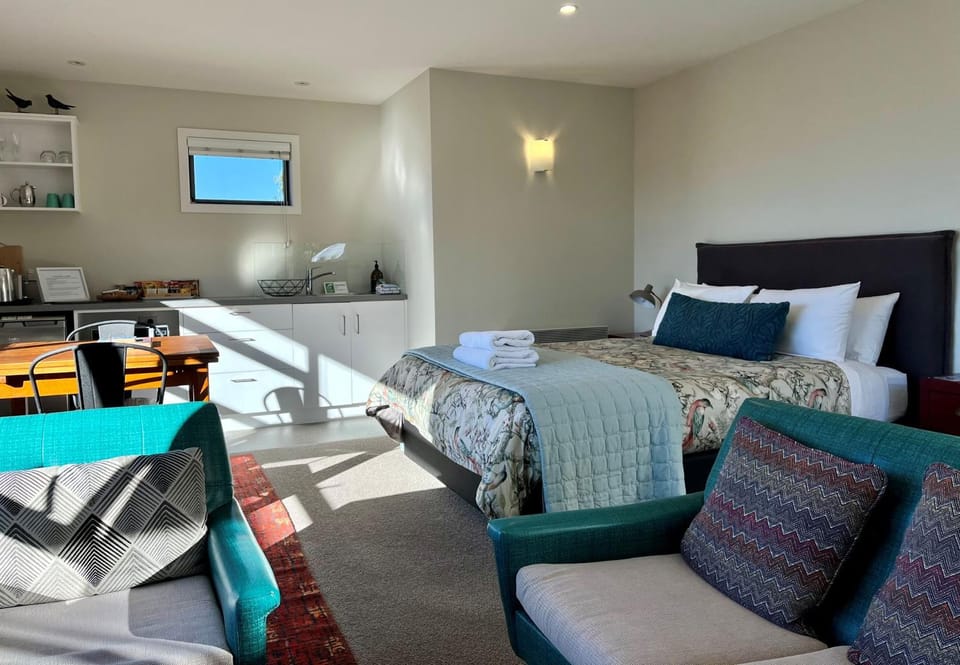Bed, Kitchen or kitchenette, Living room, Dining area